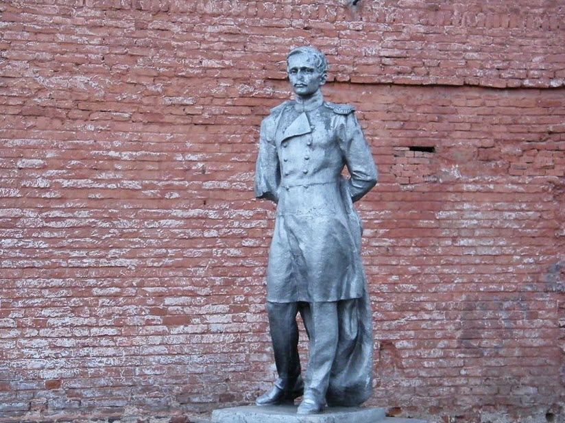 Памятник Лермонтову