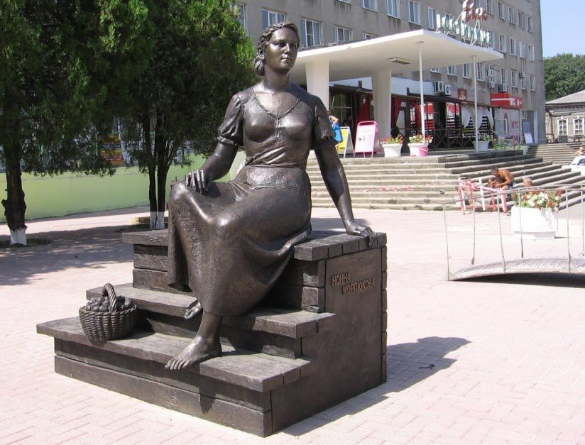 Памятник Нонне Мордюковой