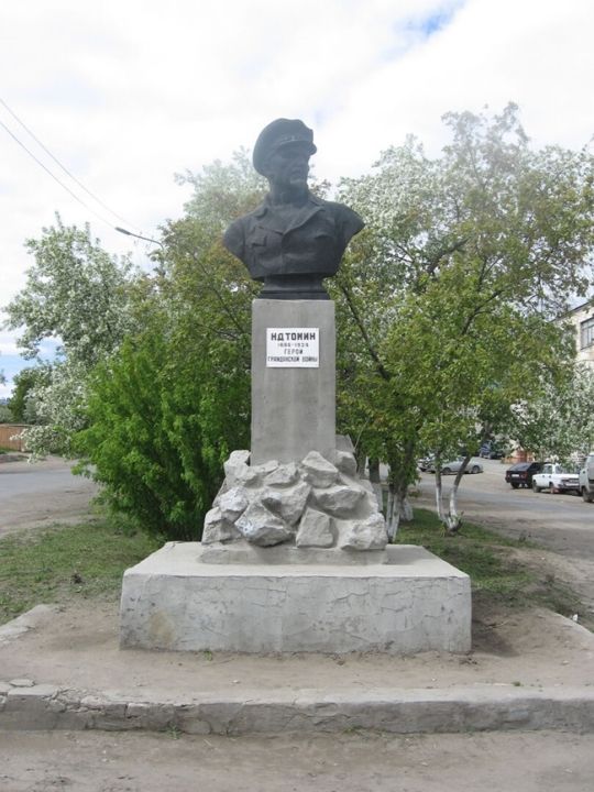 Памятник Н.Д. Томину