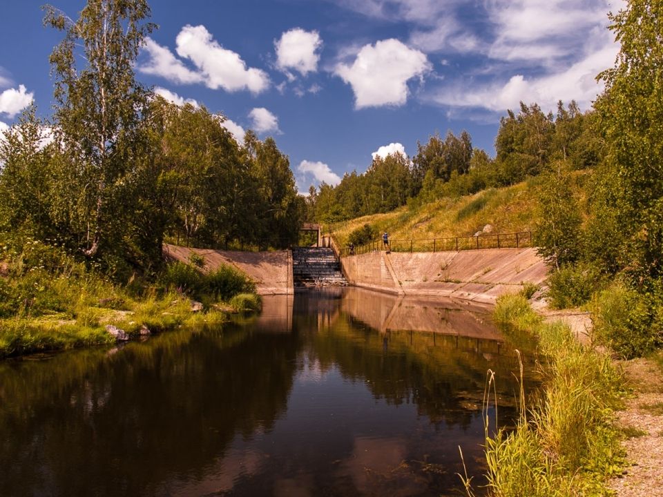 Водопад на озере Драга