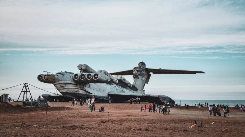 Пляж у самолета Лунь