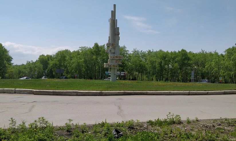 Стела в честь строителей Амурского ЦКК