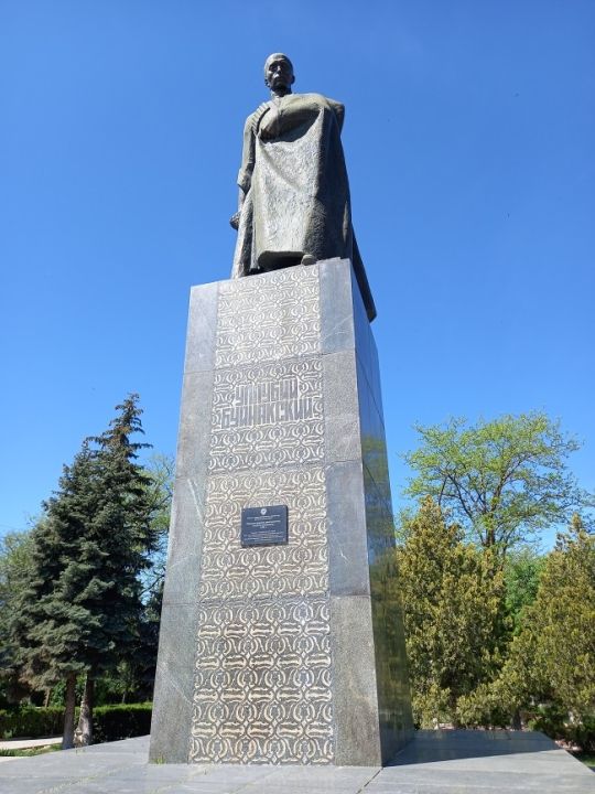 Памятник У.Д. Буйнакскому