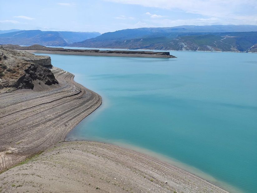 Пляж на Чиркейском водохранилище