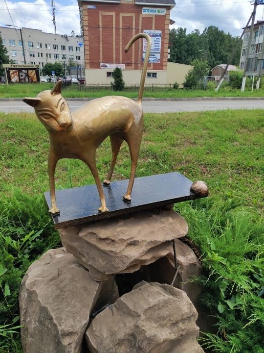 Скульптура «Кот и компьютерная мышь»