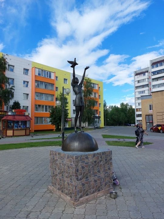 Скульптура «Девочка с голубем»