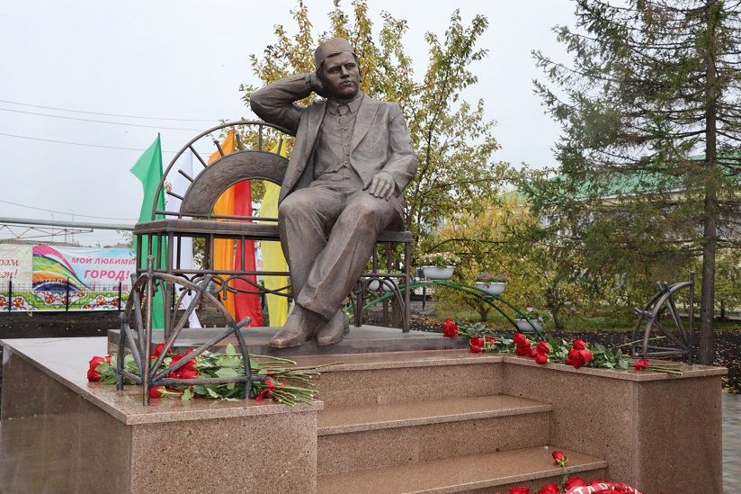 Памятник Кариеву