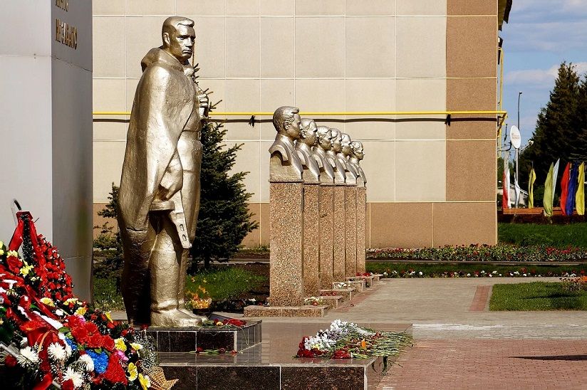 Вечный огонь и Аллея Славы