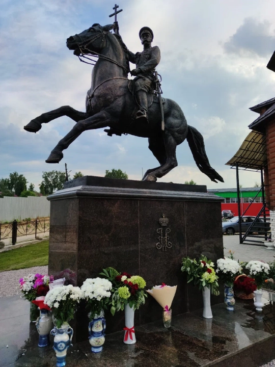 Памятник императору Николаю II