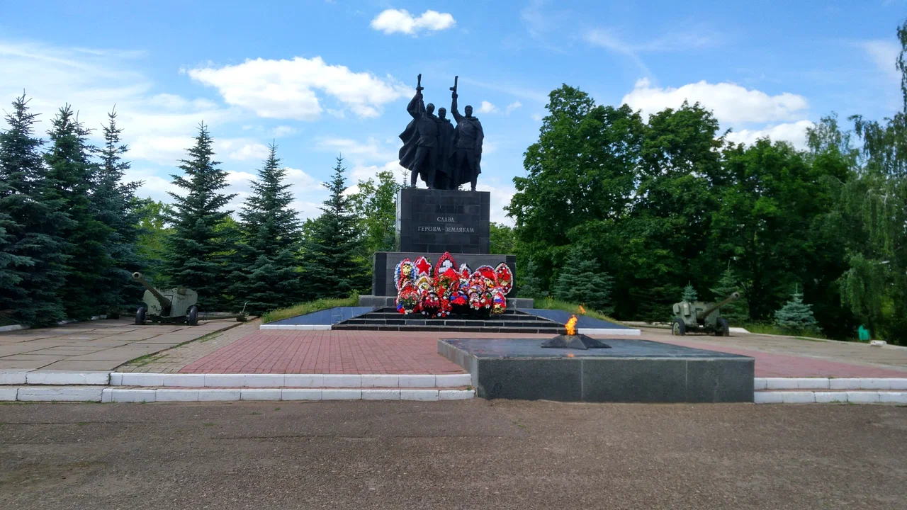 Памятник Героям-землякам