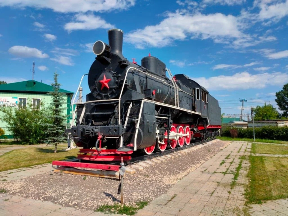 Памятник-паровоз Эр767-81