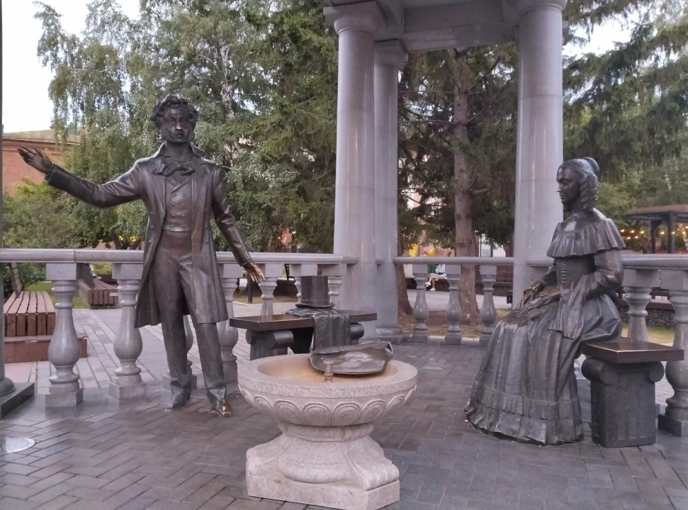 Памятник Пушкину и Гончаровой