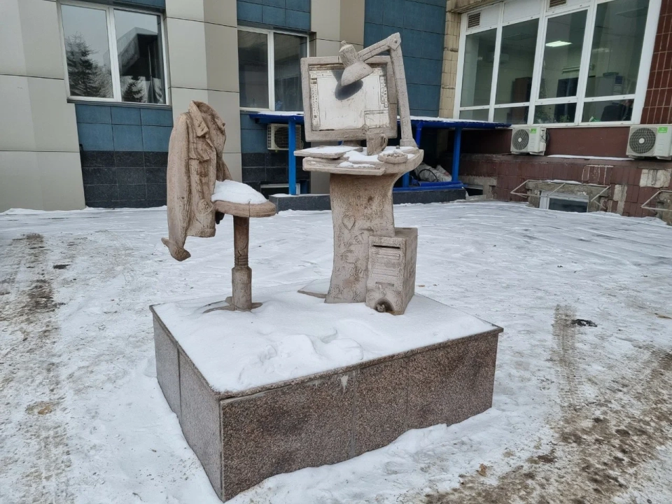Памятник дизайнеру