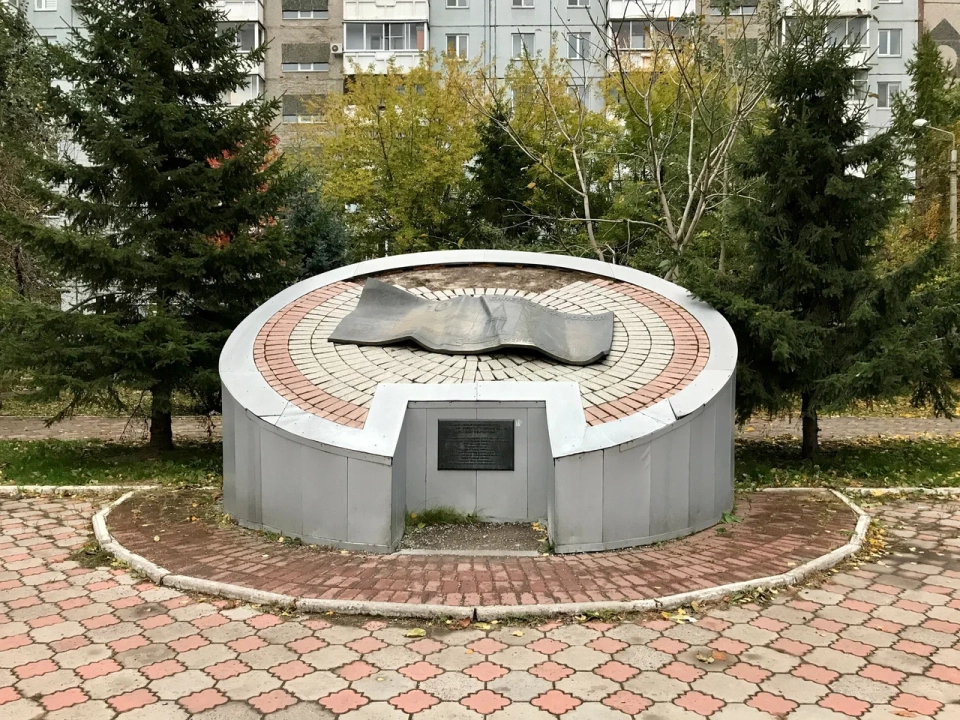 Памятник 10-рублевой купюре