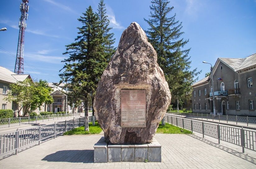 Памятник «Искитим — город, строящий города»