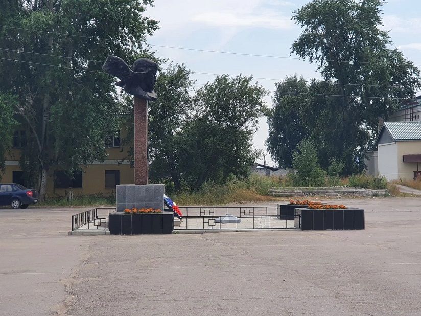 Памятник В.И. Елькину