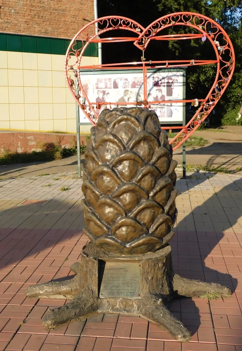 Памятник кедровой шишке