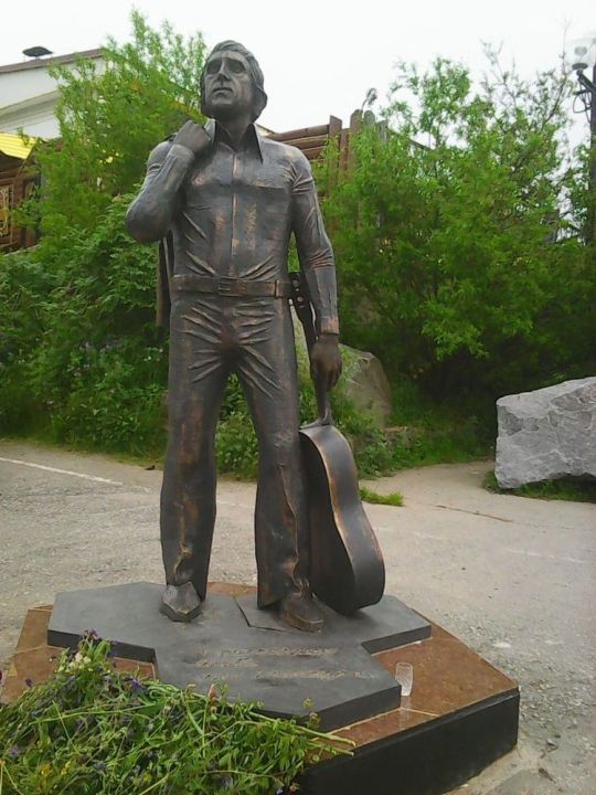 Памятник В. Высоцкому