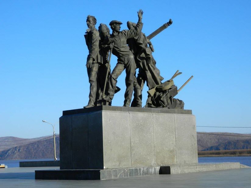 Памятник Первостроителям