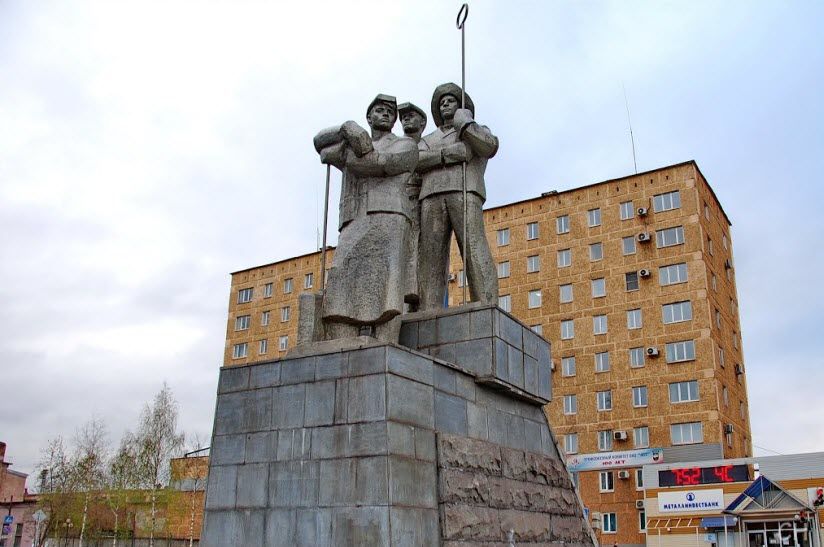 Памятник металлургам (сталеварам)