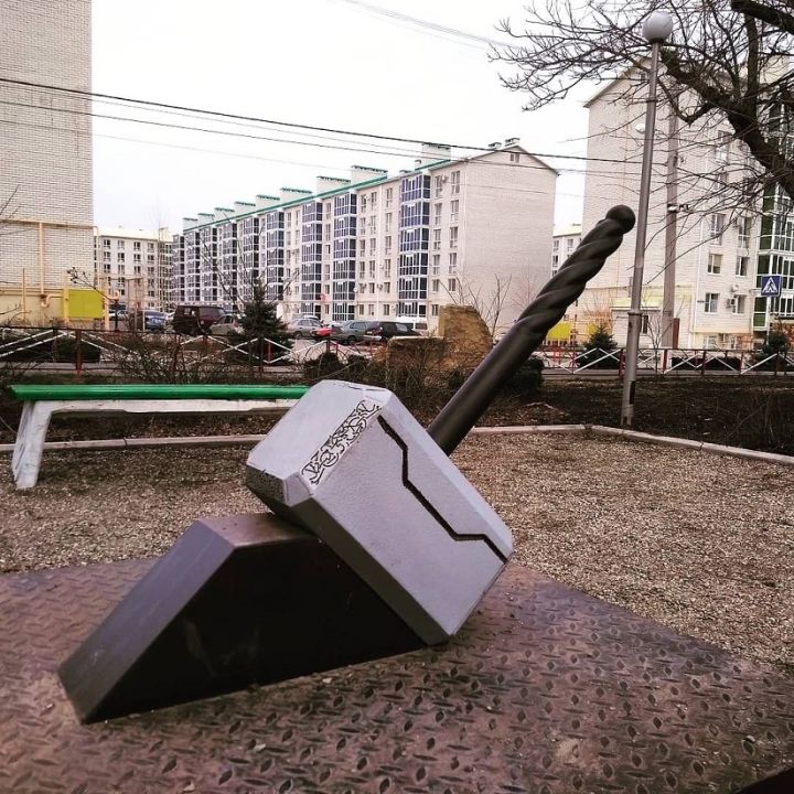 Арт-объект Молот Тора