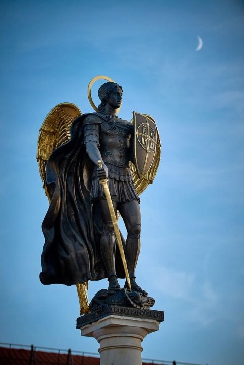 Памятник Архангелу Михаилу