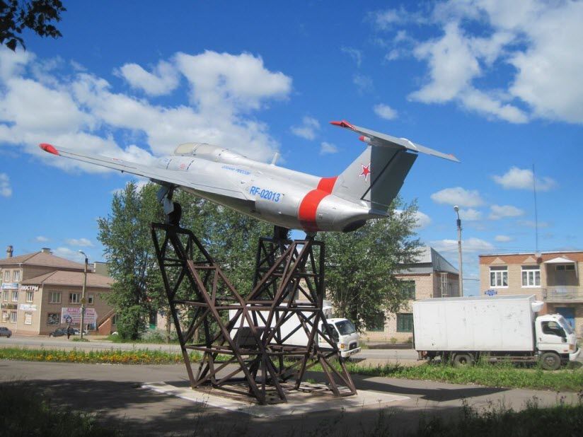 Памятник-самолёт Л-29