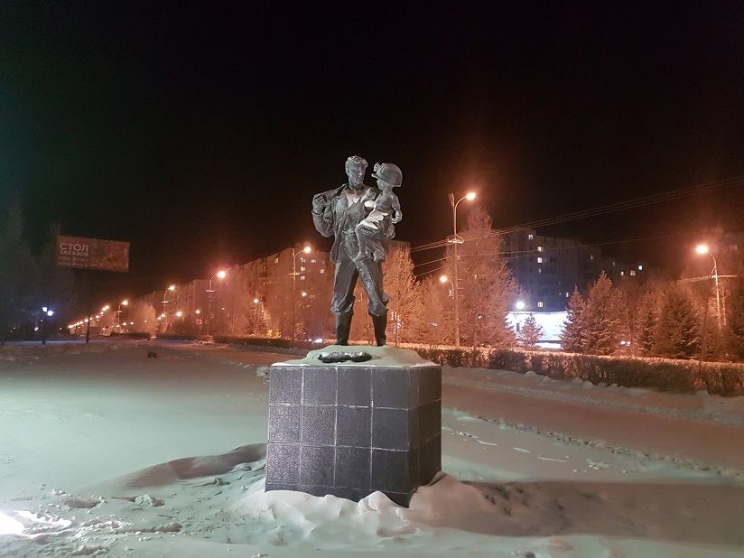 Памятник «Шахтёр и сын»