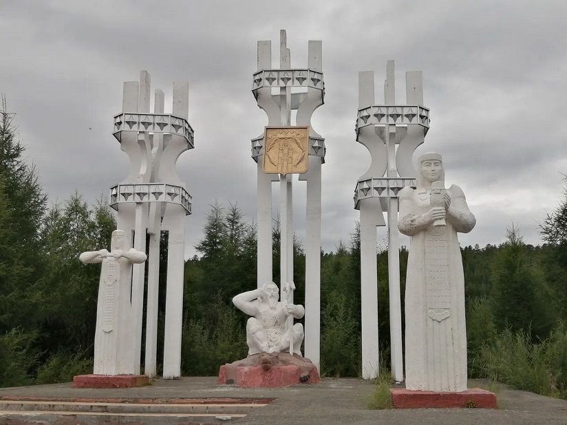 Скульптурный комплекс Олонхосут