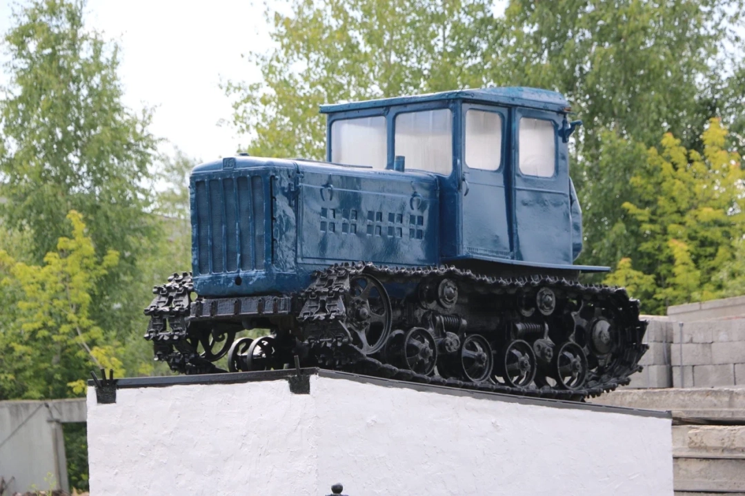 Памятник Трактор ДТ-54