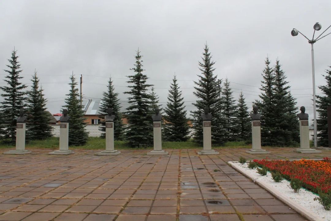 Защитникам Отечества