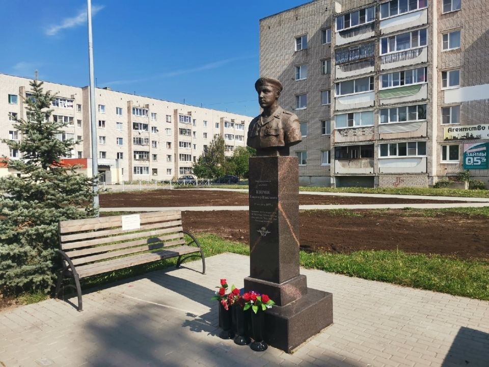 Памятник В.Н. Изюмову