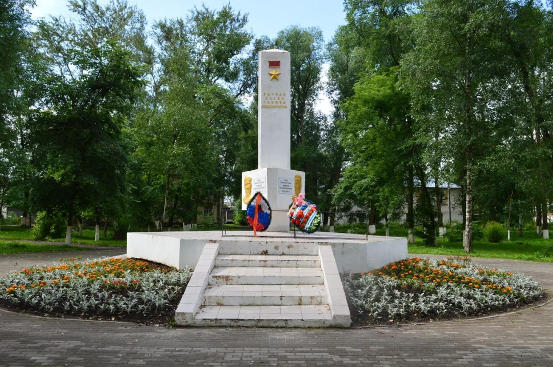 Памятник Героям Советского Союза С.Н. Орешкову и Н.В. Мамонтову