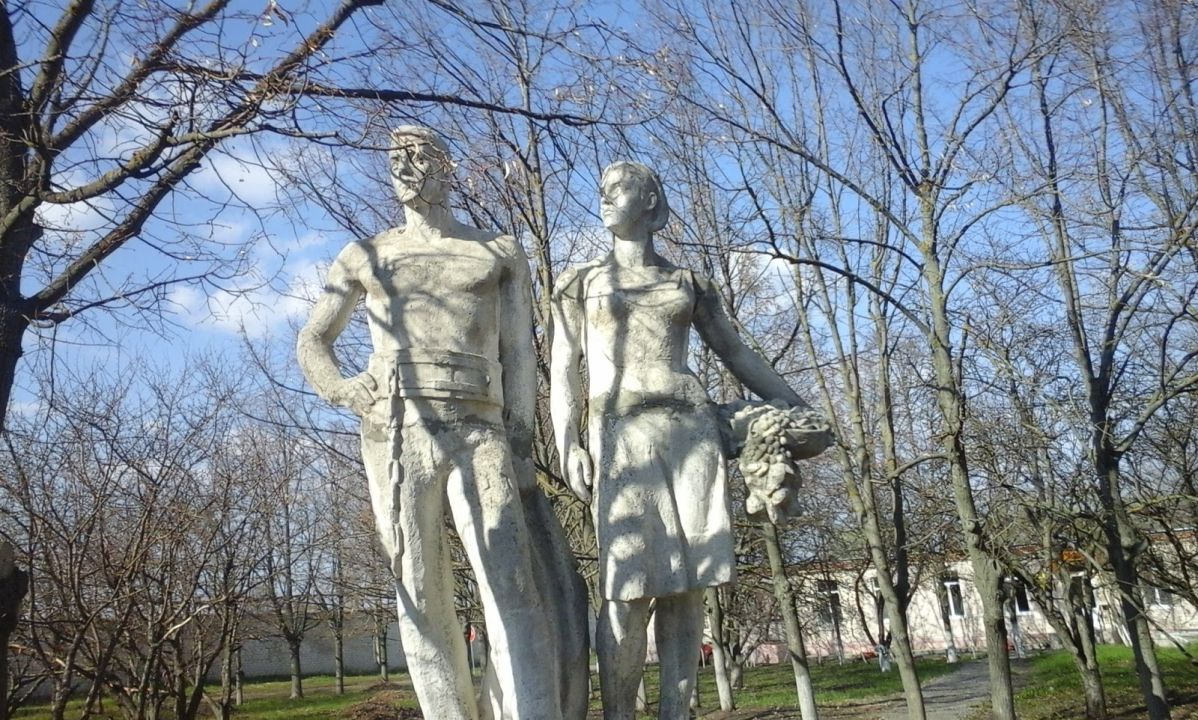 Скульптура «Электрик и колхозница»