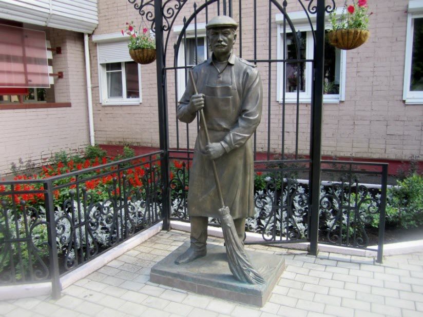 Памятник Дворнику