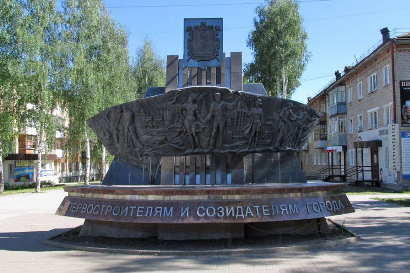 Памятник первостроителям