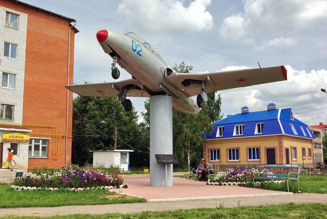 Памятник Самолет Л-29