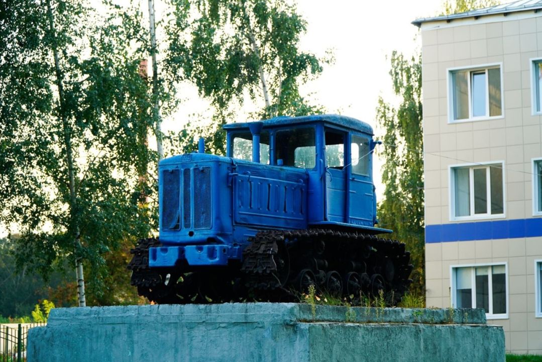 Памятник трактору Т-74