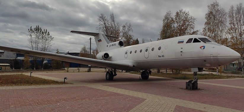 Памятник-самолет Як-40