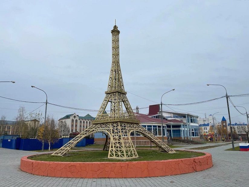 Инсталляция Эйфелева башня