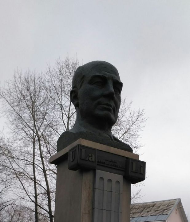 Памятник Б.П. Константинову