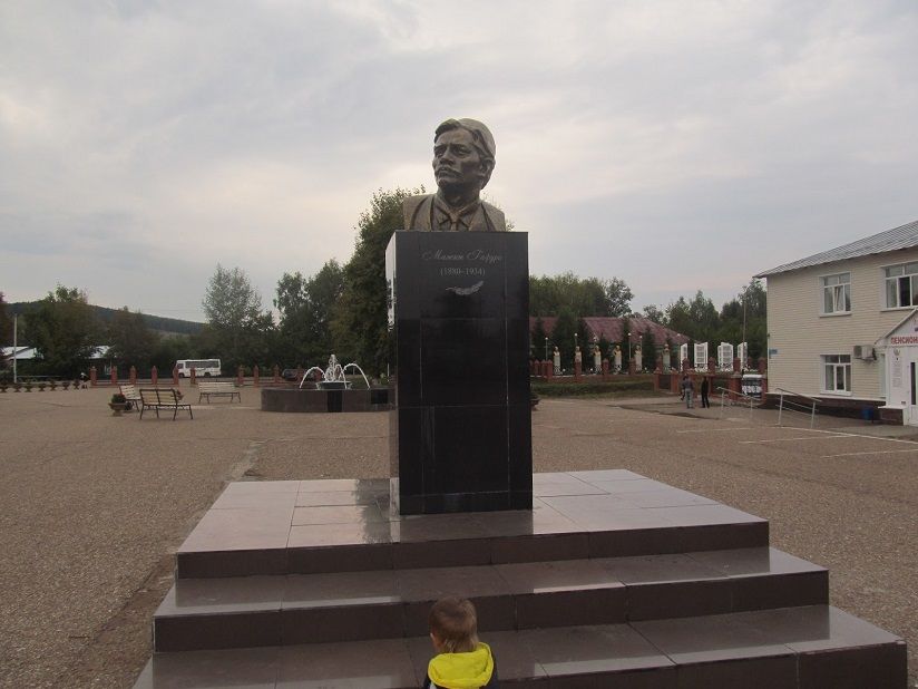 Памятник Мажиту Гафури