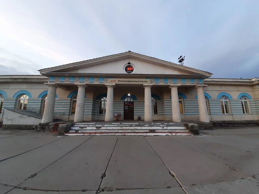 Здание железнодорожного вокзала и Памятник-паровоз