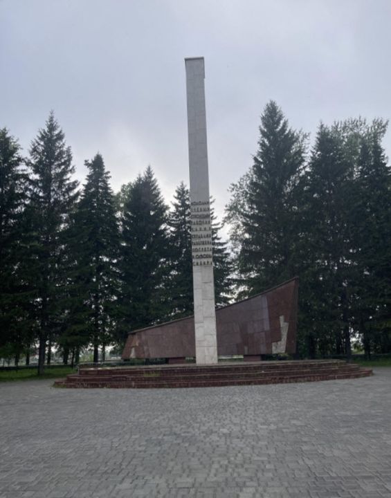 Памятник Первостроителям