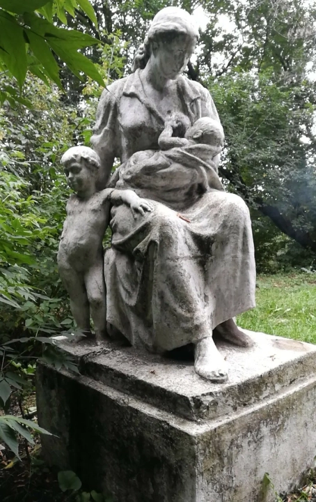 Скульптура «Мать и дитя»