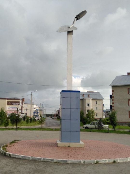 Памятник «Строительный мастерок»