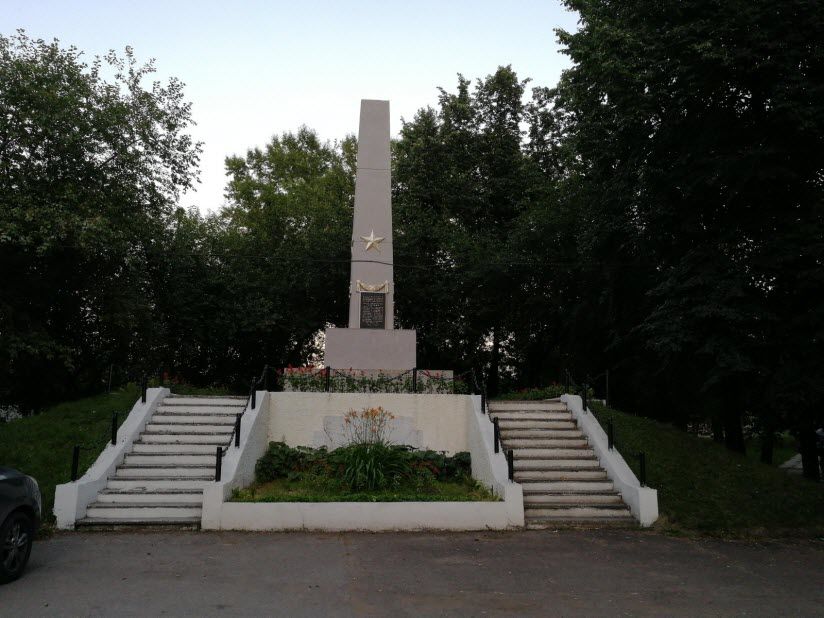 Братская могила партизан