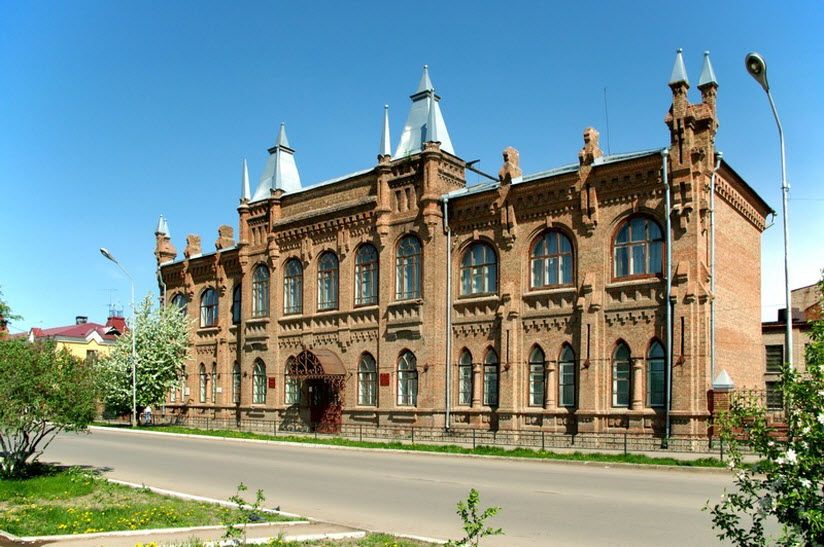 Здание бывшей женской гимназии