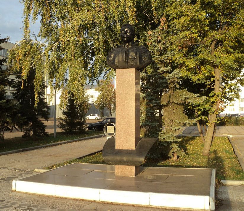 Памятник Ю.В. Романенко