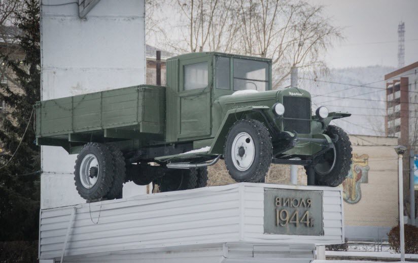 Памятник первому УАЗу